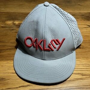 Oakley Light Gray and Black Cap